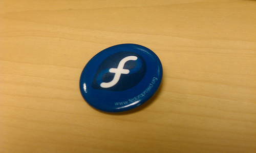 File:Fedora-button-pin-photo.png